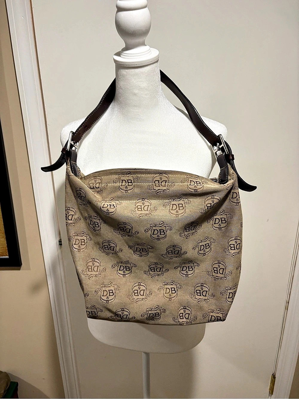 Dooney & Bourke Shoulder Bag in Beige & Brown